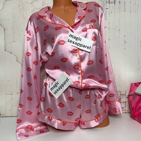 VS 2 PC S M L XL SATIN PAJAMAS SET BUTTON-UP TOP SHORTS LIPS KISSES LOVE - Picture 1 of 1